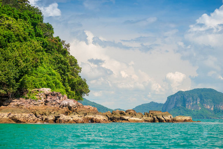 海岛的岩石海岸与山风景景色 Thailan