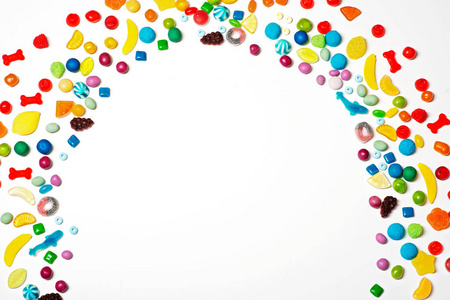 多彩多姿的混合干的豆五颜六色的糖果彩虹白色背景照片