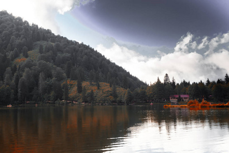 Karagol 黑湖 的软的秋天风景看法一个普遍的目的地为游人当地人露营者和旅行者在东部黑海, Savsat, Artv
