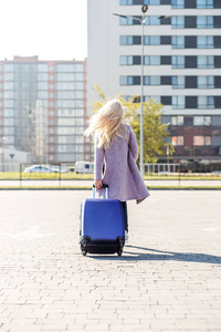 年轻的金发女郎去度假。旅行的概念