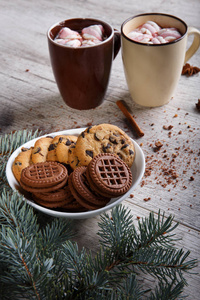 杯可可棉花糖和巧克力饼干表背景上。圣诞糖果。咖啡厅早餐