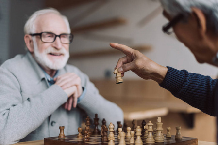 高级男性下棋