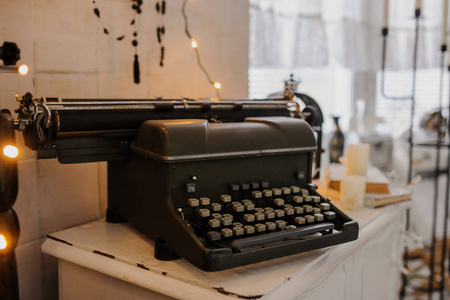 老式的老式打字机在白色的内饰