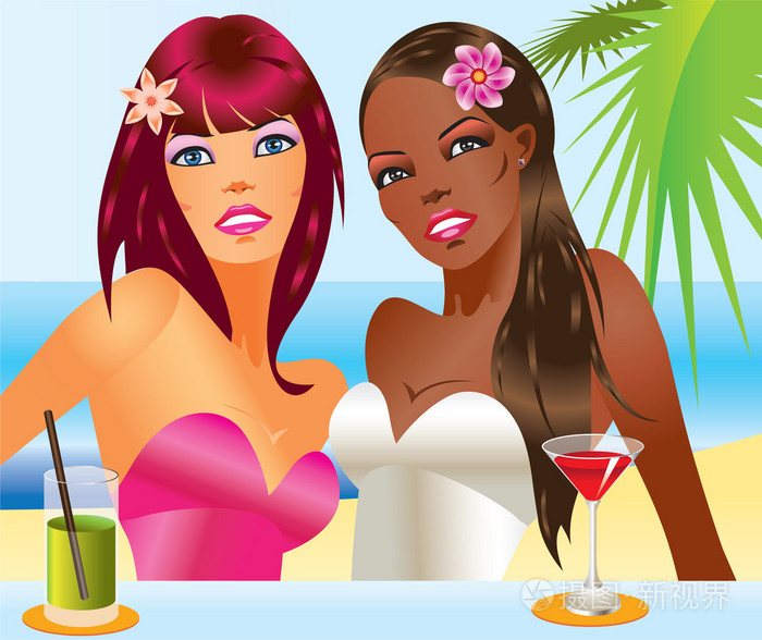 两个美女在海滩上喝着鸡尾酒