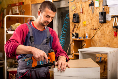 男人在木工车间里建家具