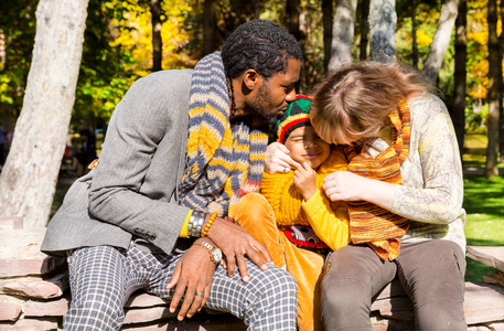 秋天公园快乐的家庭。非洲裔美国人家庭 黑人父亲, 母亲和孩子在秋天自然