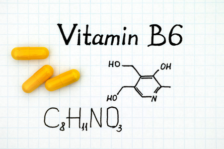 含黄丸的维生素 B6 的化学配方