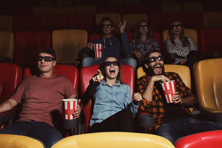 年轻人在电影院里看电影照片