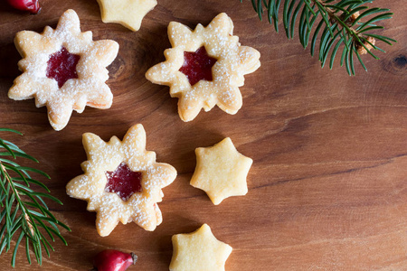 圣诞背景与 Linzer 圣诞饼干和云杉 br