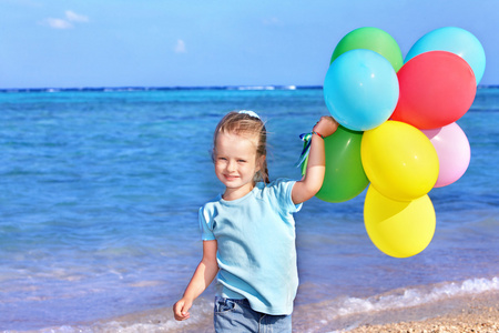 孩子们在海滩上玩气球