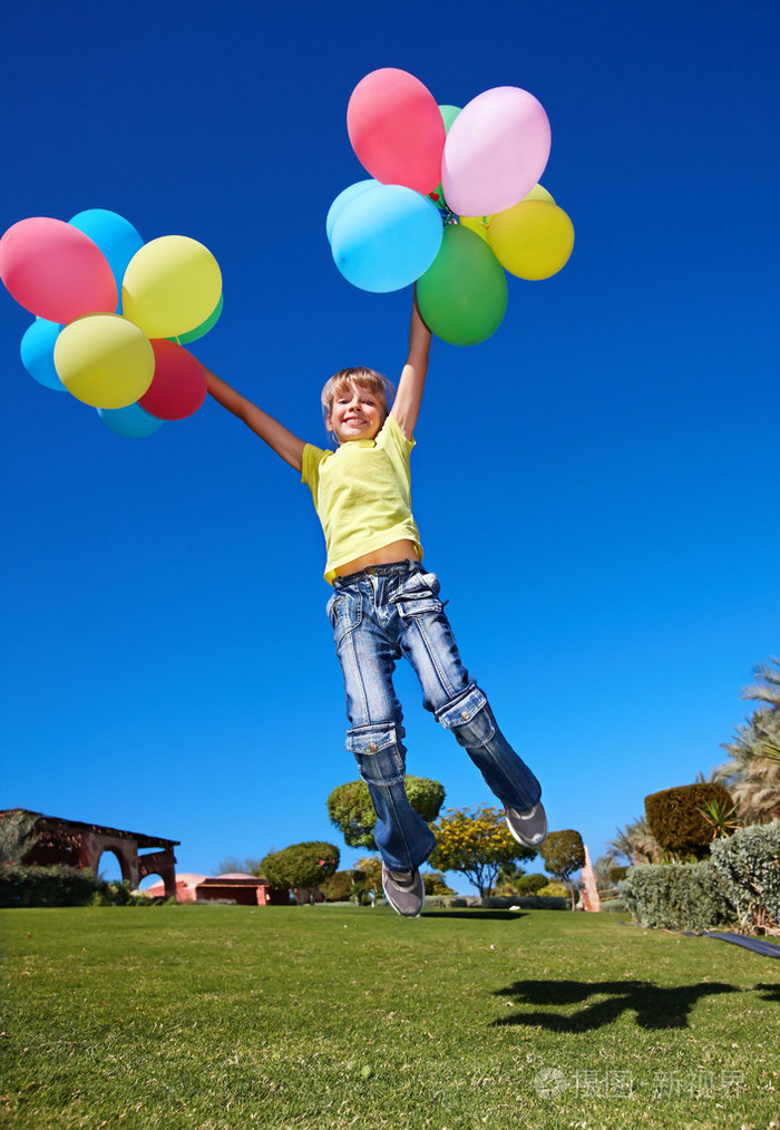 孩子们在公园里玩气球.