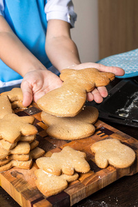 圣诞姜饼饼干和孩子们的手