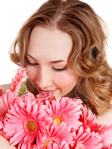 幸福的年轻女人拿着花。