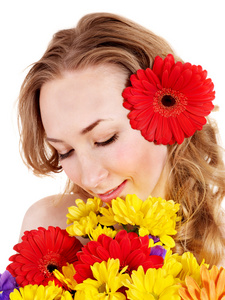 幸福的年轻女人拿着花。