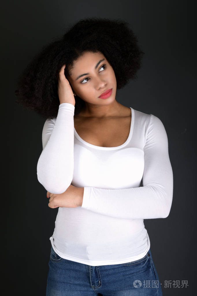 年轻黑人黑人发型是面带笑容的女人照片-正版商用图片02ar9b-摄图新