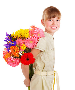 快乐的孩子拿着花。