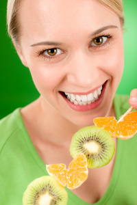 健康的生活方式女人吃猕猴桃和橘子