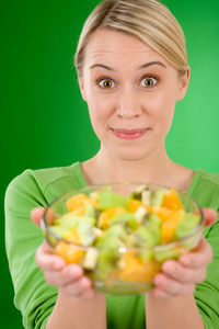 健康的生活方式女人拿着水果沙拉碗