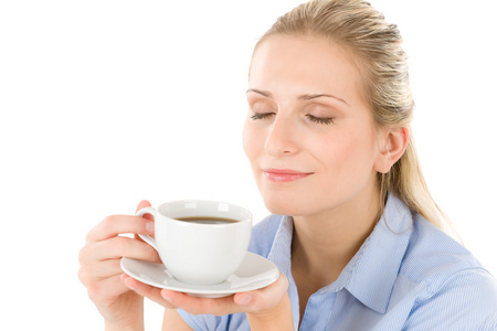 活泼开朗的年轻女子喝咖啡图片