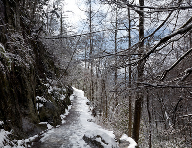 在烟雾弥漫的群山中踏雪徒步图片