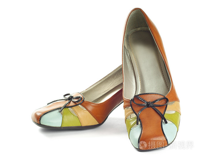 一双棕色的鞋子