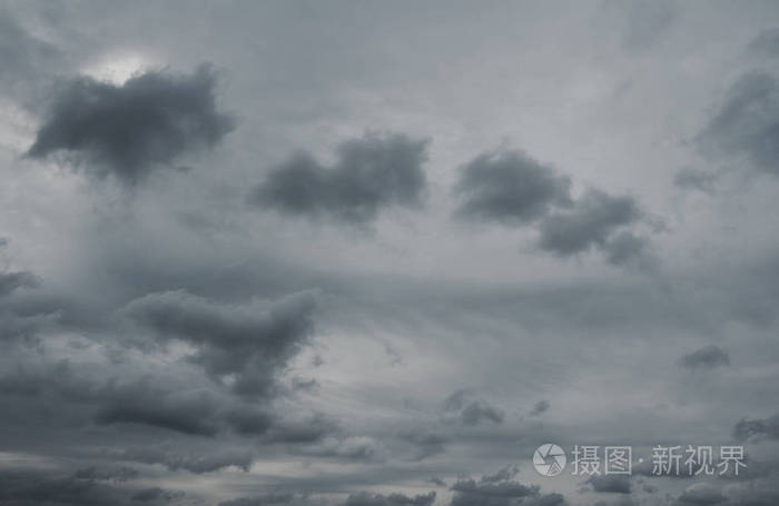 灰蒙蒙的阴沉的天空