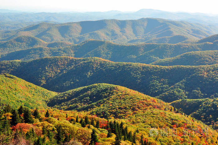 阿巴拉契亚山脉在魔鬼法庭上的景观俯视在 nc 的蓝色山脊大道