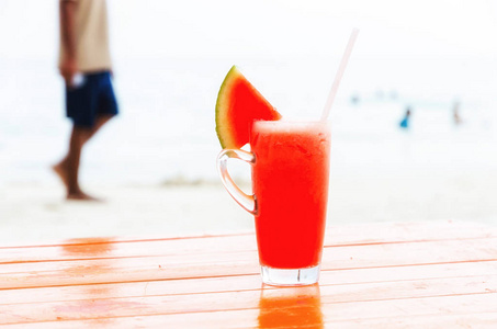 热带的海滩上的新鲜西瓜汁图片