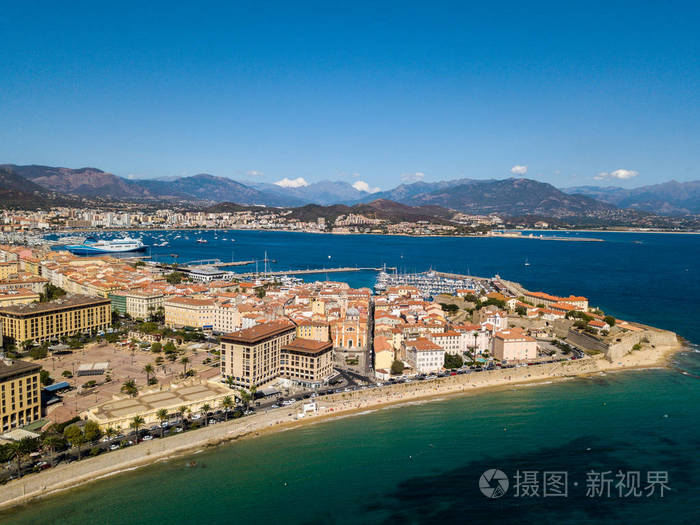 阿雅克肖,法国科西嘉岛的鸟瞰图.港口地区和城市中心从大海中看到.