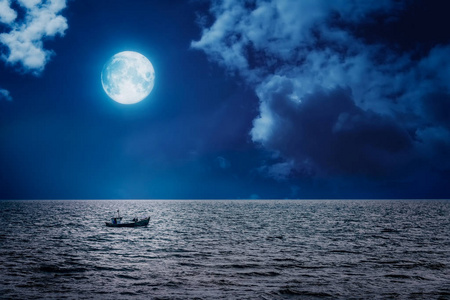 小渔夫船航行在月圆夜图片