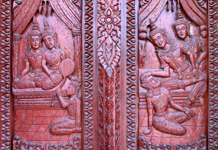 古老的木门被雕刻成泰国考古学