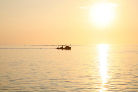 日落和马尔代夫的船
