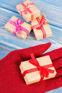在圣诞节或其他庆祝活动礼品红色手套的女人的手