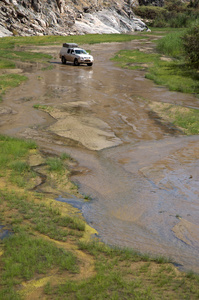 在纳米比亚的河床上开车