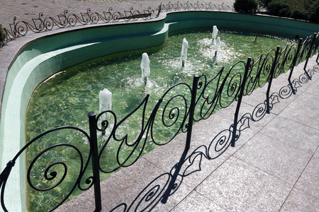 击剑伪造附近的城市喷泉的伪造围栏.结构照片