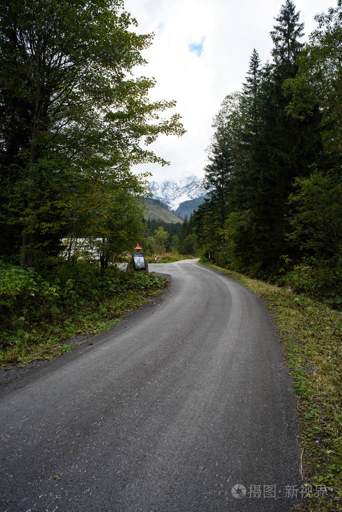 在秋季农村空路