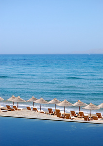 希腊克里特豪华酒店海滩的日光浴床