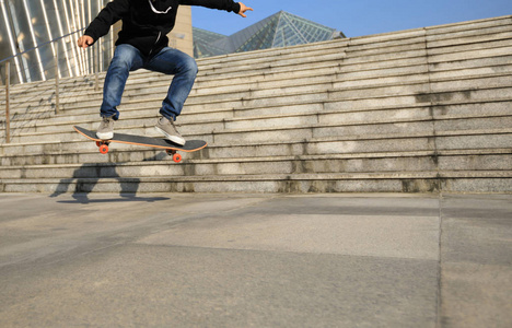 城市阶梯滑板在城市阶梯上跳跃照片