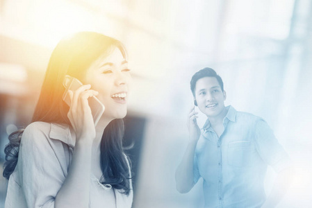 快乐的亚洲男人和女人的肖像, 在一款带有阳光效应的智能手机上交谈。沟通理念