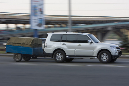 4 x 4 辆车在公路上