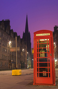 红色电话亭沿著名皇家英哩在爱丁堡, Sc