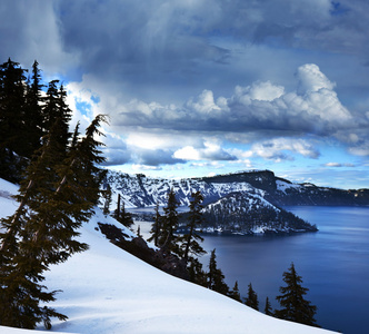 火山口形成的深湖