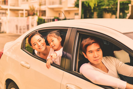 父母和女儿在安全的路上开车