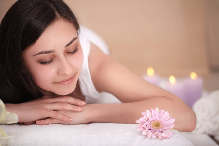 按摩在美容院 spa 的过程.身体护理照片