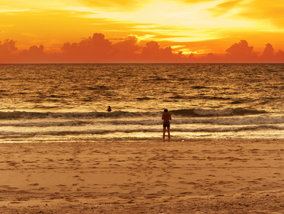 热带海洋里五颜六色的日落。 泰国