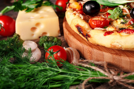 新鲜的比萨与西红柿 奶酪和蘑菇上木桌特写