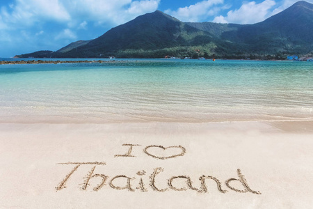 我爱的心泰国字写在沙滩上