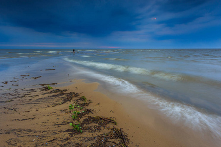 波罗的海沙滩上的风暴云