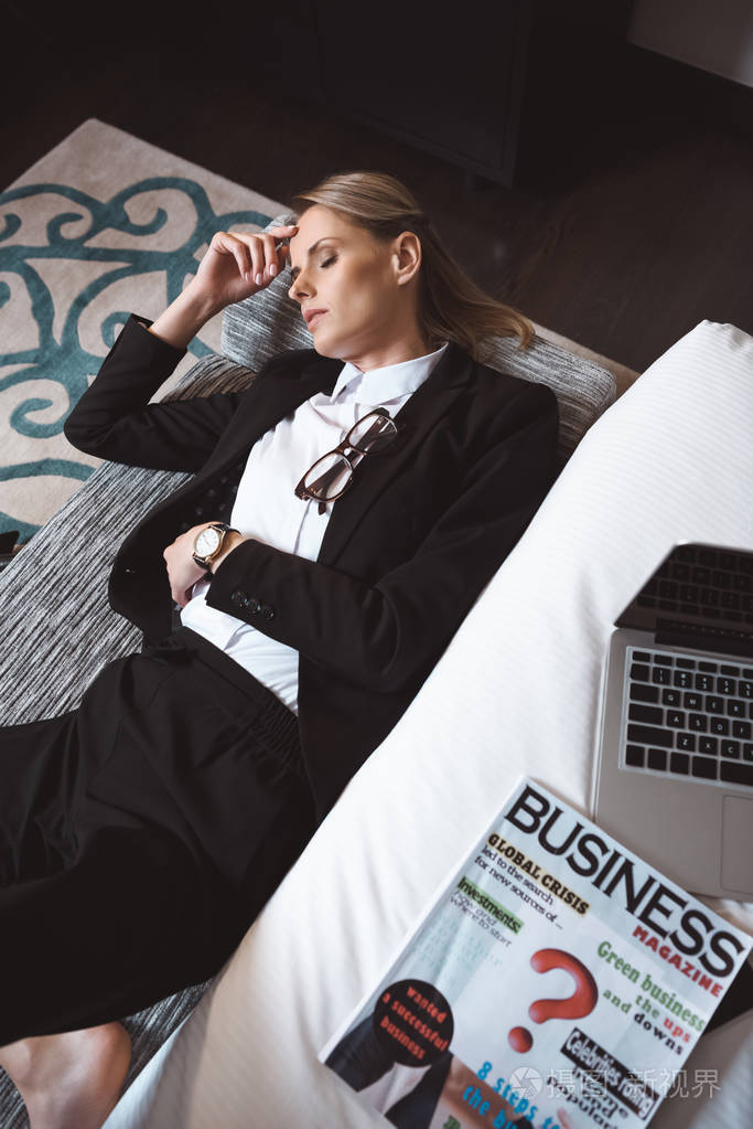 睡在酒店房间里的女商人