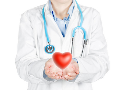 女性医生抱着一个红色的心脏隔离白色